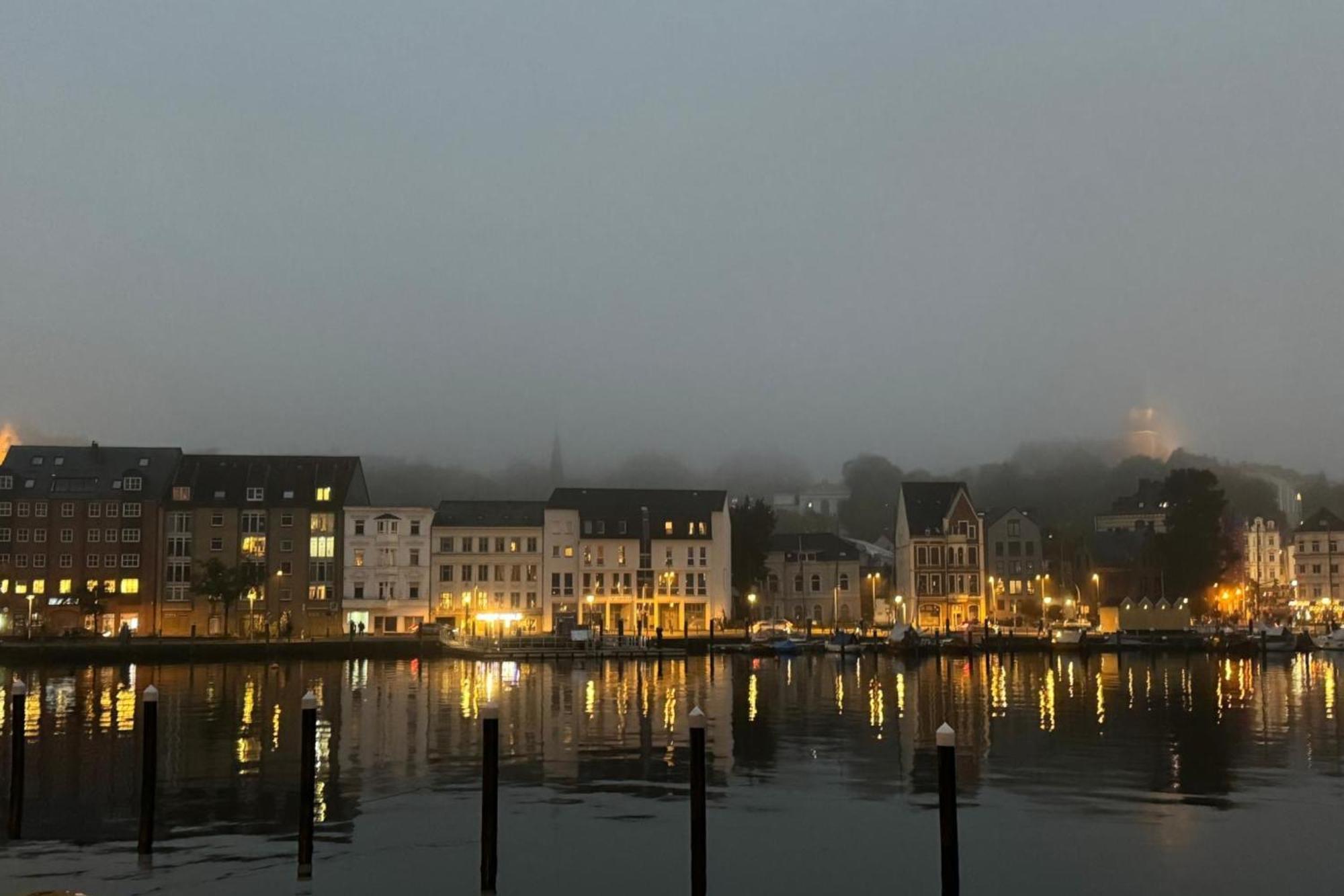 Hafenblick Ferienwohnung In Der Altstadt Mit Parkplatz Flensburg Exterior foto